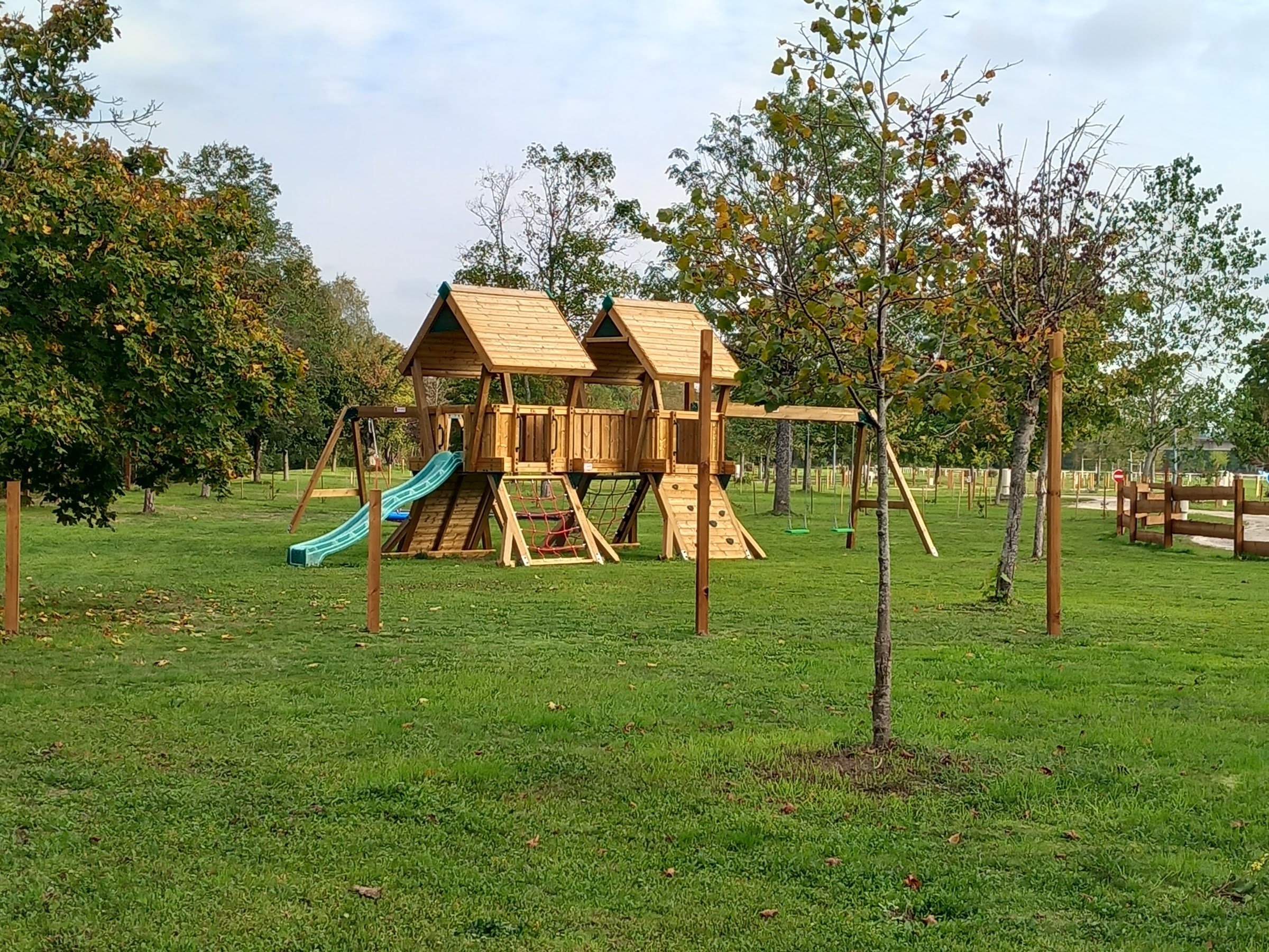 Camping Les Îles (Charmes)